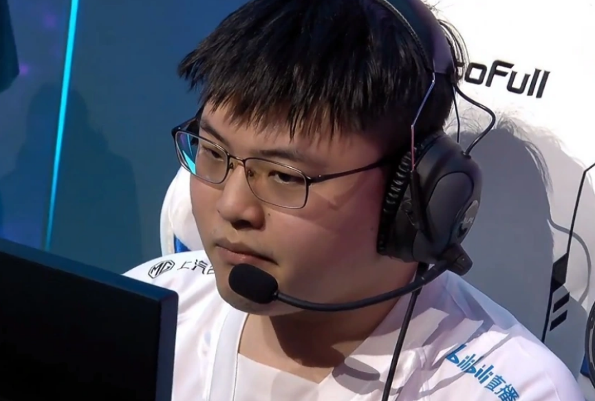 包含RNG碾压TL,Caps操刀奇招英雄翻盘宿敌对决淘汰赛,引爆全场热议的词条 包含RNG碾压TL,Caps操刀奇招英雄翻盘宿敌对决淘汰赛,引爆全场热议的词条